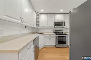 156 Parkview Dr 24, Teaneck Township, NJ 07666 - Photo 8