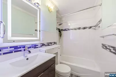 2077 Center Avenue 20F #20F, Fort Lee, NJ 07024 - Photo 8