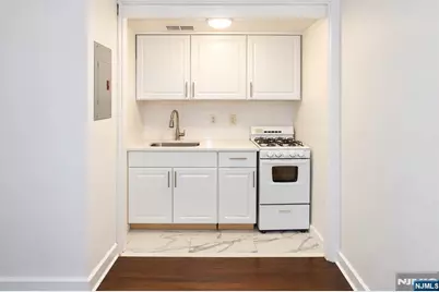 3061 Edwin 1J #1J, Fort Lee, NJ 07024 - Photo 6