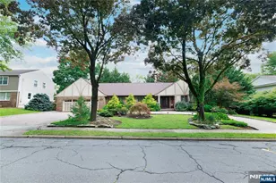 806 Stella Ct, Paramus, NJ 07652 - Photo 2