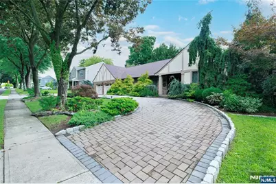 806 Stella Court, Paramus, NJ 07652 - Photo 4