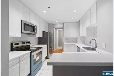 100 Carlyle Drive 5D-N #5D-N, Cliffside Park, NJ 07010 - Photo 6