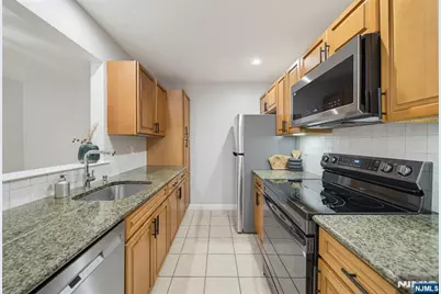 400 Crown Court 581 #581, Edgewater, NJ 07020 - Photo 8