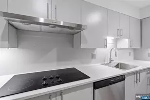 207 Shearwater Ct 17, Jersey City, NJ 07305 - Photo 4
