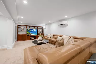 425 Clinton Avenue, Wyckoff Township, NJ 07481 - Photo 32