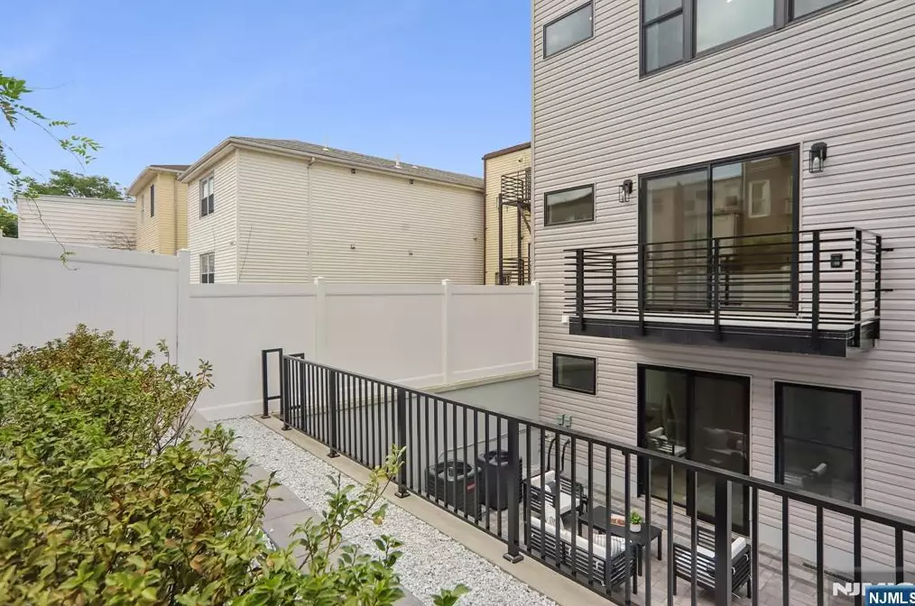 その他 NEIGHBORHOOD SRL . SQUARE-2 / W-BOARD BK 78 Zabriskie 2 #2, Jersey City, NJ 07307 - MLS 26029252 - Coldwell