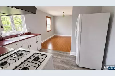 212 E Clinton Avenue 2 #2, Bergenfield, NJ 07621 - Photo 4