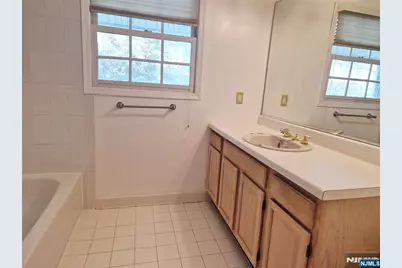 8 Beacon Hill 8 #8, Pompton Lakes, NJ 07442 - Photo 18
