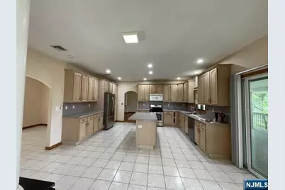 305 Cardinal Place, Paramus, NJ 07652 - Photo 12