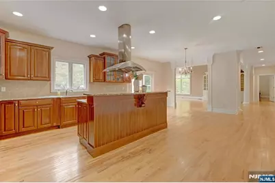 501 Clinton Avenue, Wyckoff Township, NJ 07481 - Photo 8
