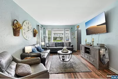 560 Glenwood Avenue, Teaneck Township, NJ 07666 - Photo 6
