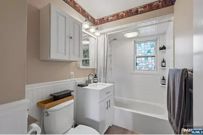 1050 Evergreen Court, New Milford, NJ 07646 - Photo 10