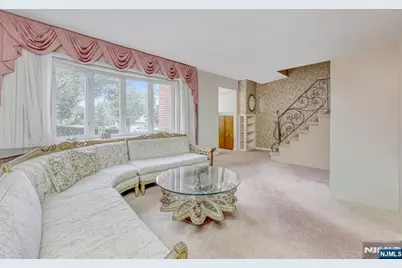 105 Arnot Place, Paramus, NJ 07652 - Photo 4