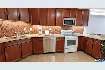 1055 River Road 302 #302, Edgewater, NJ 07020 - Photo 4