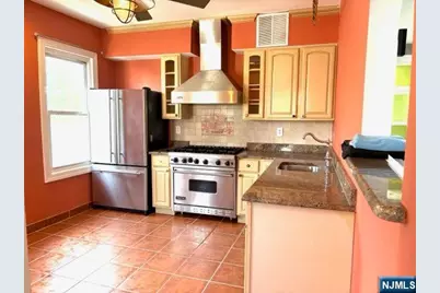 266 Livingston Avenue 2 #2, Lyndhurst Township, NJ 07071 - Photo 2