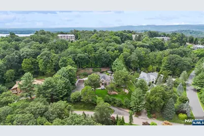 27 Shinnecock Trail, Franklin Lakes, NJ 07417 - Photo 44