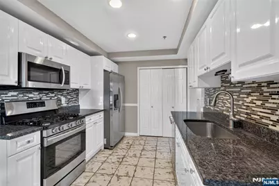 304 Smith Court 304 #304, Edgewater, NJ 07020 - Photo 8