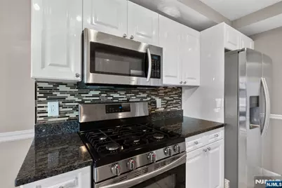 304 Smith Court 304 #304, Edgewater, NJ 07020 - Photo 6