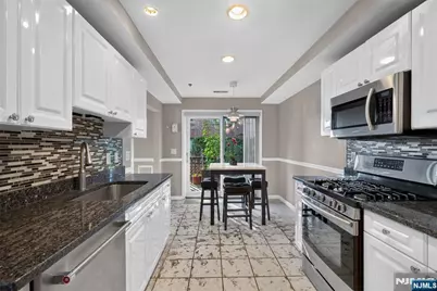 304 Smith Court 304 #304, Edgewater, NJ 07020 - Photo 4