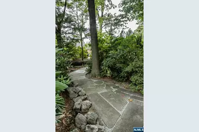 203 Harwood Place, Paramus, NJ 07652 - Photo 18