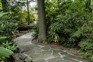 203 Harwood Pl, Paramus, NJ 07652 - Photo 18