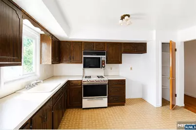 19 Village Place, Secaucus, NJ 07094 - Photo 8