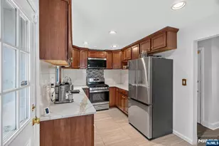 27 Grayson Pl, Teaneck Township, NJ 07666 - Photo 2