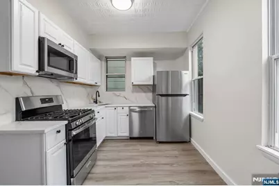 292 Claremont Avenue 2nd Floor #2nd floor, Jersey City, NJ 07305 - Photo 2