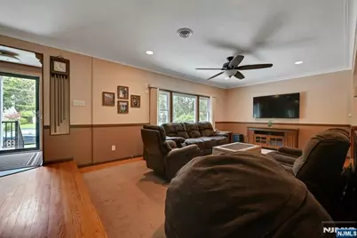 340 Graphic, New Milford, NJ 07646 - Photo 6