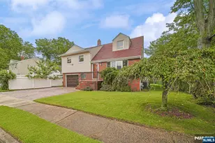 728 Lancaster Rd, Ridgefield, NJ 07657 - Photo 2