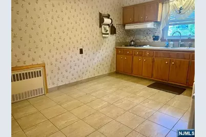 9 Carlen Court 2 #2, Fairview, NJ 07022 - Photo 4