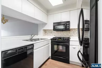308 Franklin Court, Edgewater, NJ 07020 - Photo 10
