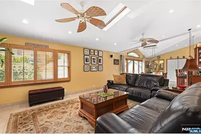252 Springfield Avenue, Hasbrouck Heights, NJ 07604 - Photo 10