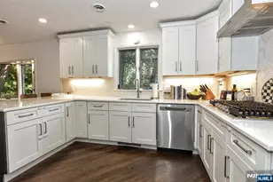 388 Carriage Ln, Wyckoff Township, NJ 07481 - Photo 8