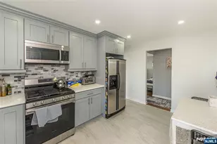 424 Oak St, Ridgefield, NJ 07657 - Photo 4