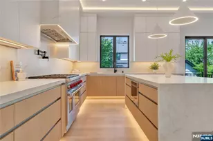 1077 Abbott Blvd, Fort Lee, NJ 07024 - Photo 8