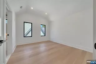 1077 Abbott Blvd, Fort Lee, NJ 07024 - Photo 30