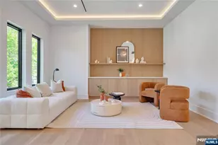1077 Abbott Blvd, Fort Lee, NJ 07024 - Photo 10