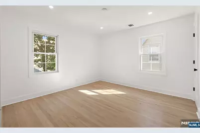 526 Dewey Avenue, Cliffside Park, NJ 07010 - Photo 26
