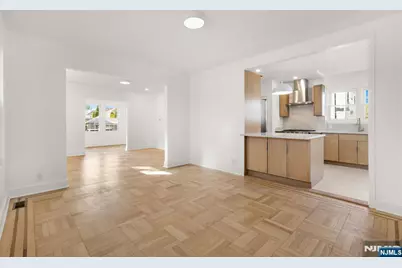 526 Dewey Avenue, Cliffside Park, NJ 07010 - Photo 16