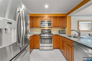 303 Ellery Ct 303, Edgewater, NJ 07020 - Photo 4