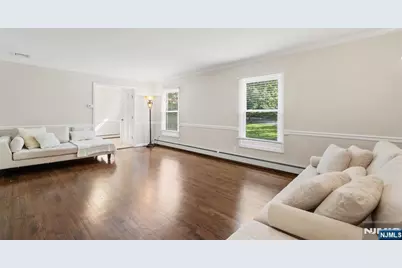 215 Oak Avenue, Wyckoff Township, NJ 07481 - Photo 8