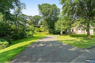 215 Oak Avenue, Wyckoff Township, NJ 07481 - Photo 4