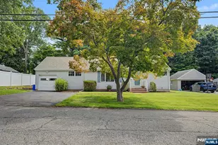 5 Holyoke Dr, Oakland, NJ 07436 - Photo 2
