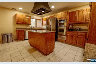 300 Gorge Road 6 #6, Cliffside Park, NJ 07010 - Photo 10