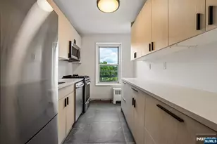 2215 Central 5D, Fort Lee, NJ 07024 - Photo 4
