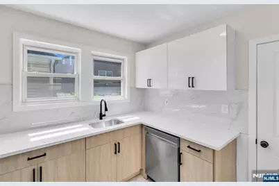 15 Cottage Place, East Orange, NJ 07017 - Photo 4