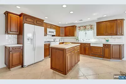 235 10th Street, Palisades Park, NJ 07650 - Photo 10