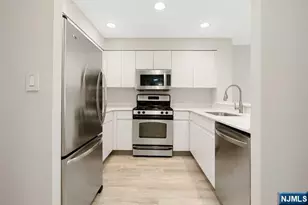 403B Nelson Ct, Edgewater, NJ 07020 - Photo 4