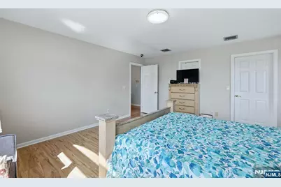 115 Tuella Avenue, Elmwood Park, NJ 07407 - Photo 18